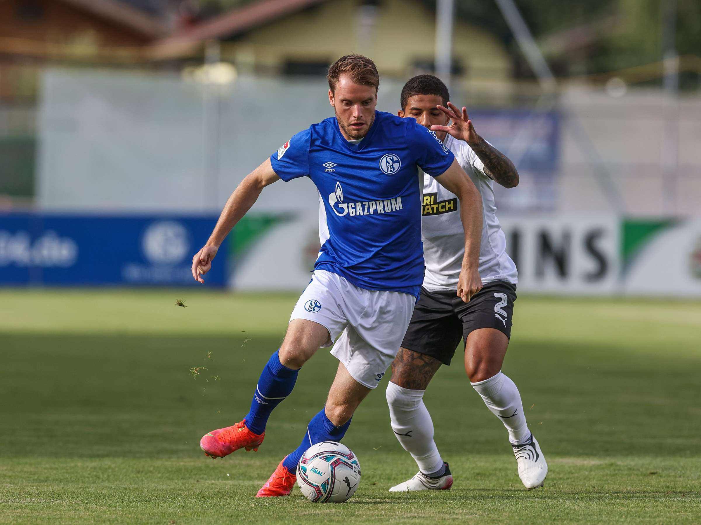 沙尔克04在主场遭遇惨败，陷入保级泥潭的简单介绍