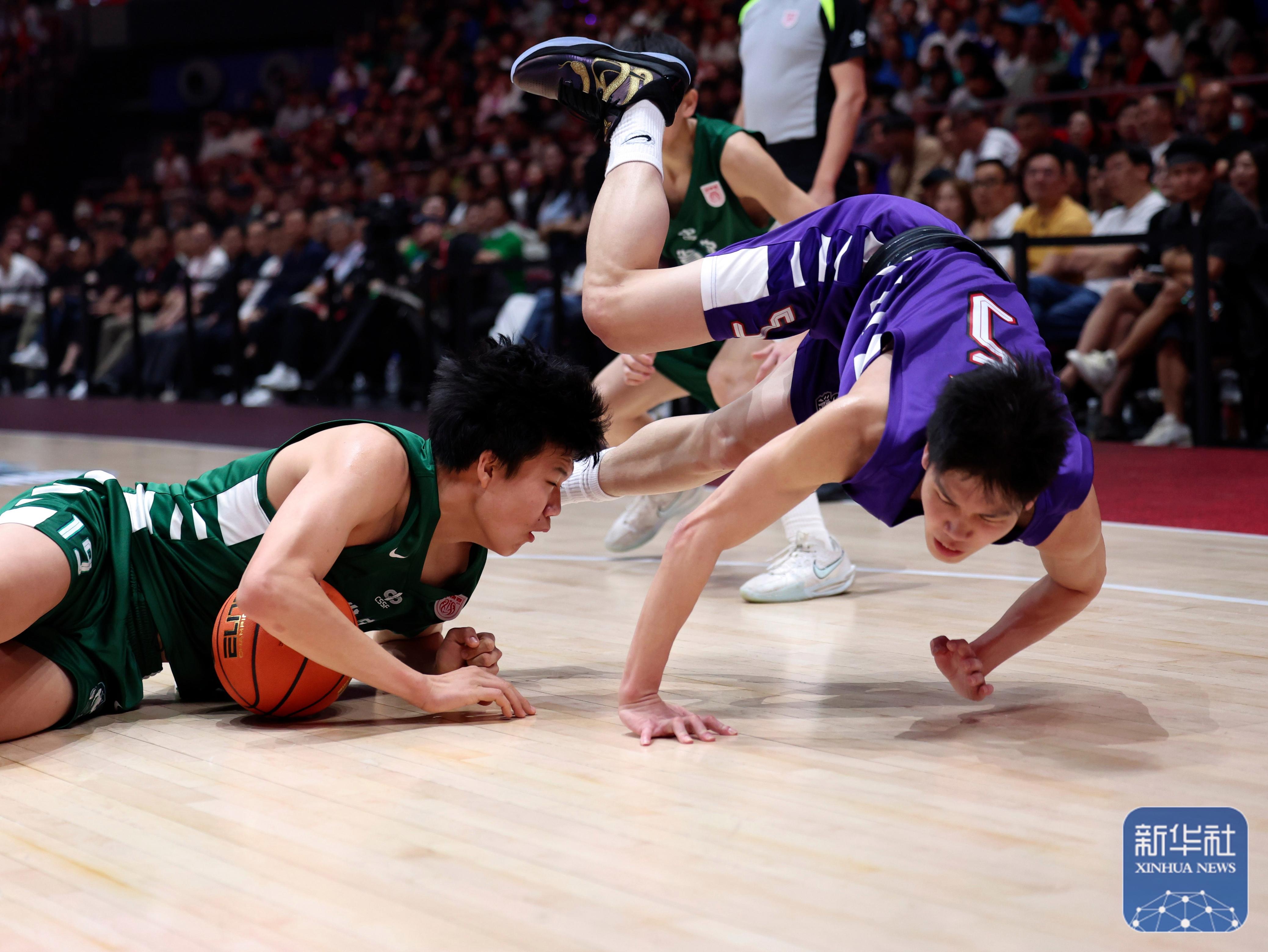 热血沸腾的比赛，球场上触目惊心的简单介绍