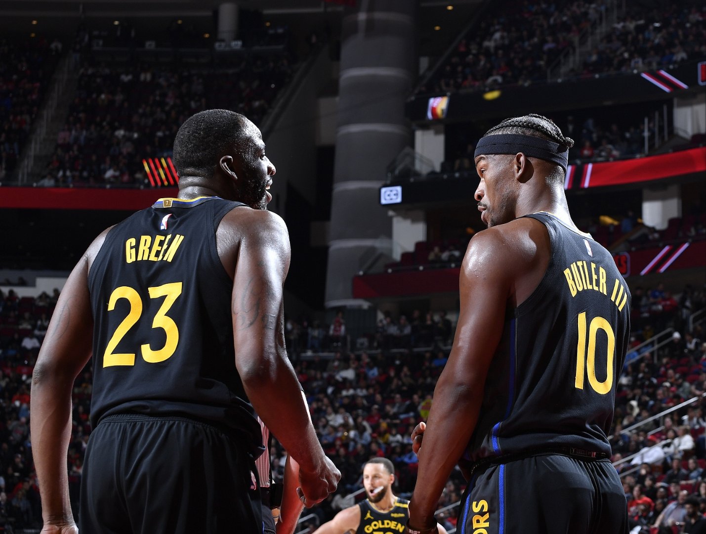 雄鹿冲击前四：对阵湖人生死战