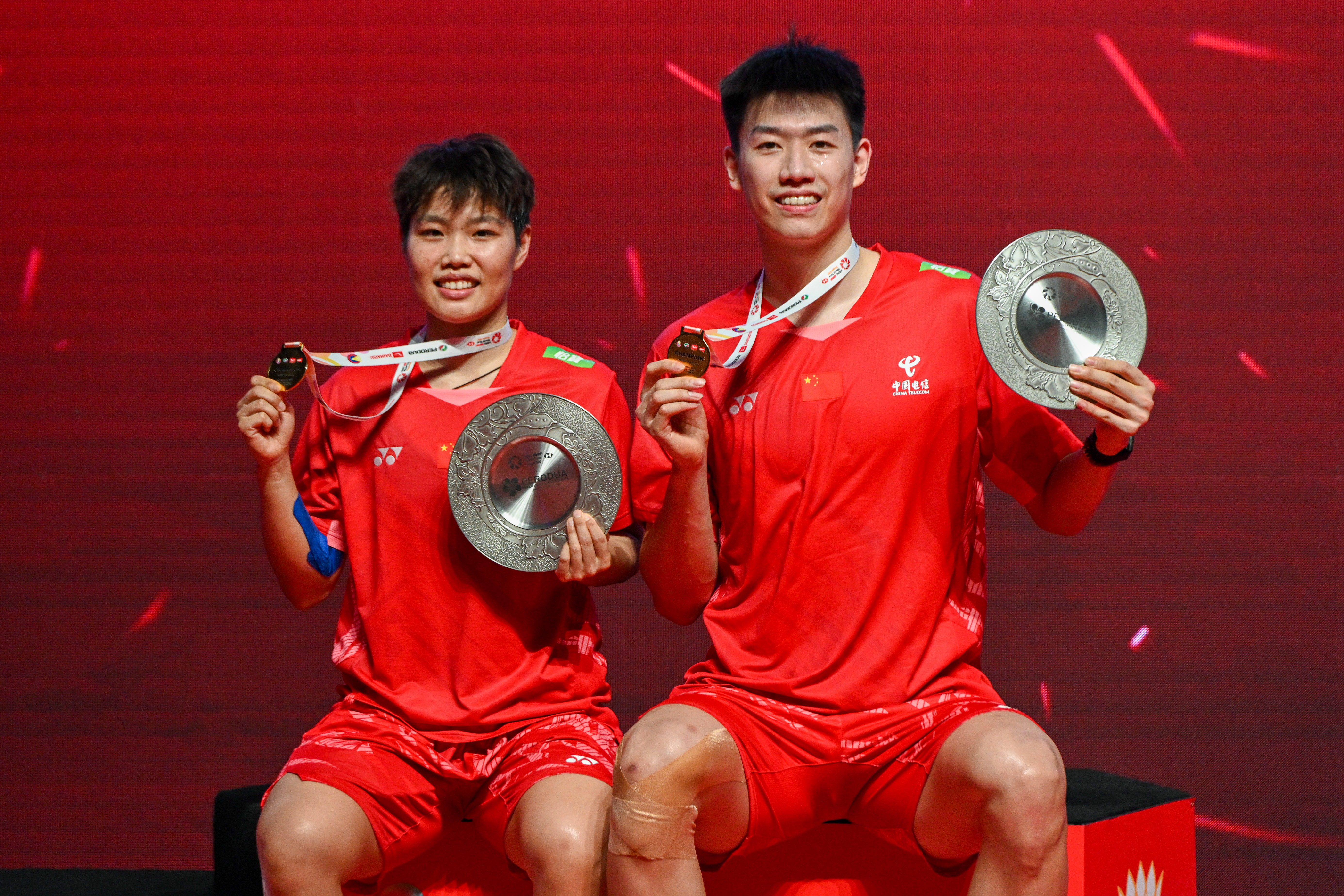 阿尔及利亚羽毛球选手勇夺金牌夺冠