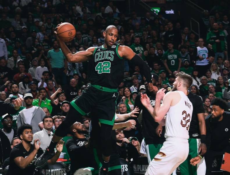 关于凯尔特人客场力克公牛，塔图姆贡献分的信息