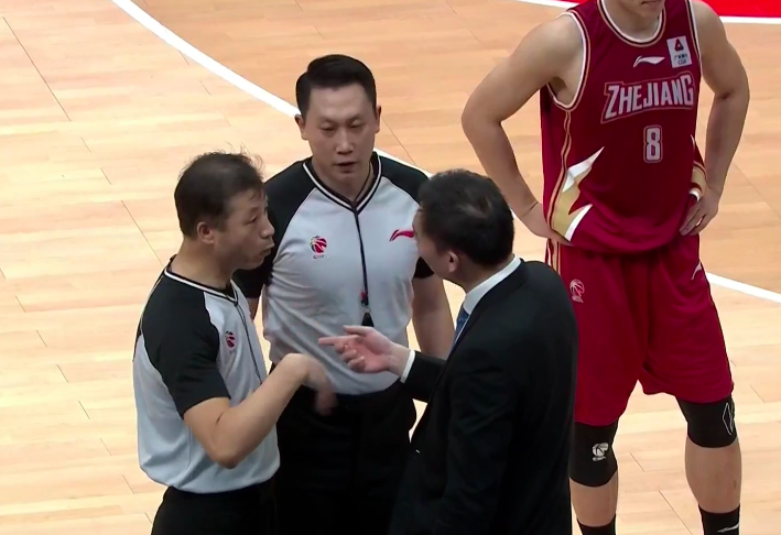 赛场外围发生小冲突，裁判出面化解