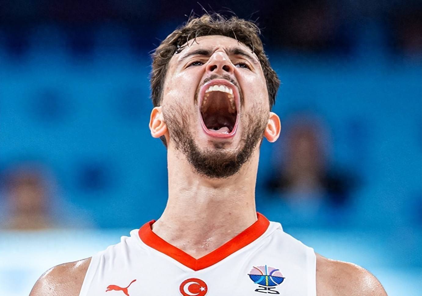 土耳其球员下场受伤，芬兰队上演绝杀,惊险比赛让球迷热血沸腾