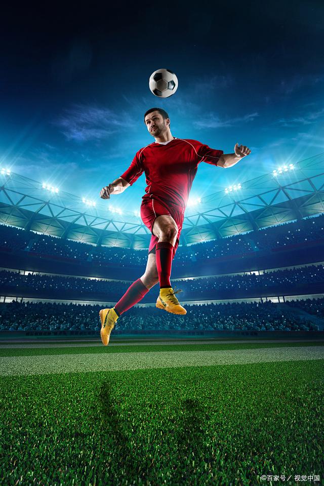 激烈足球赛事精彩观战，场面瞬息万变引动无限