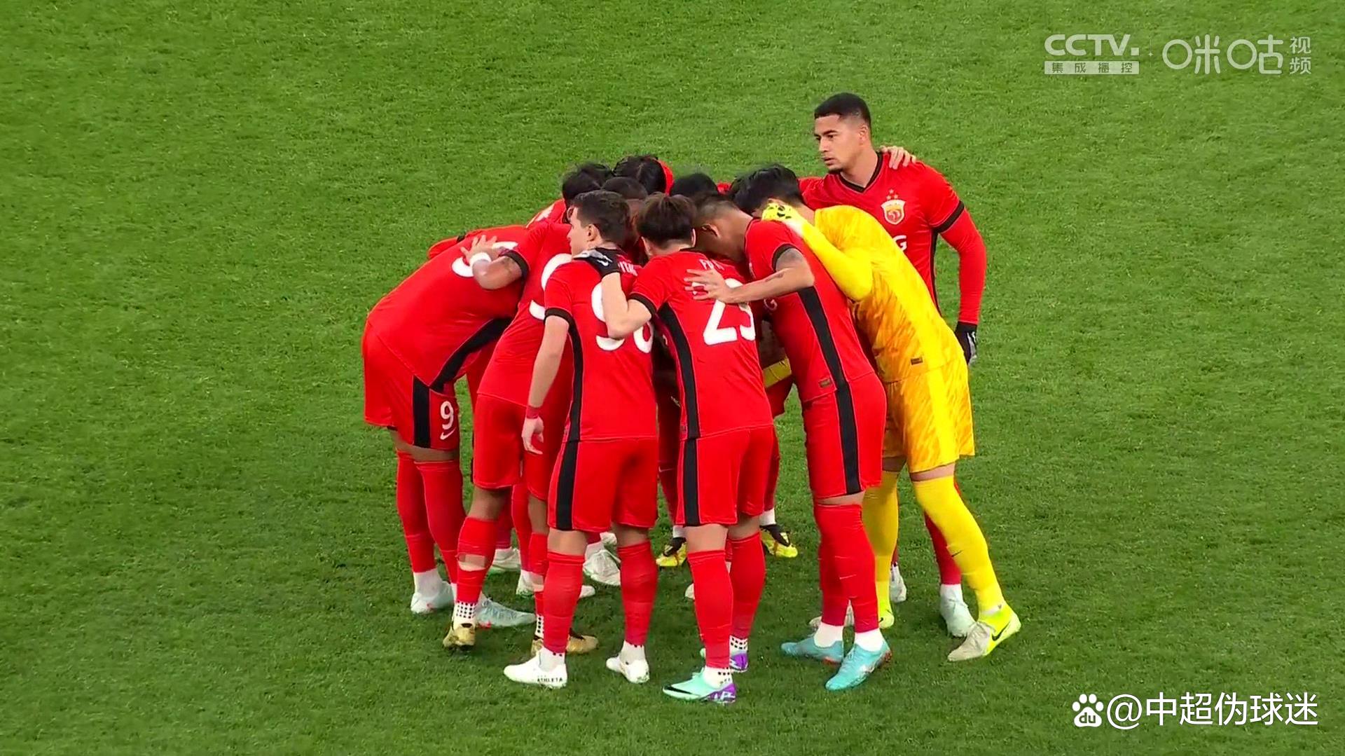 一场胶着的比赛，双方在最后时刻展开激烈争夺