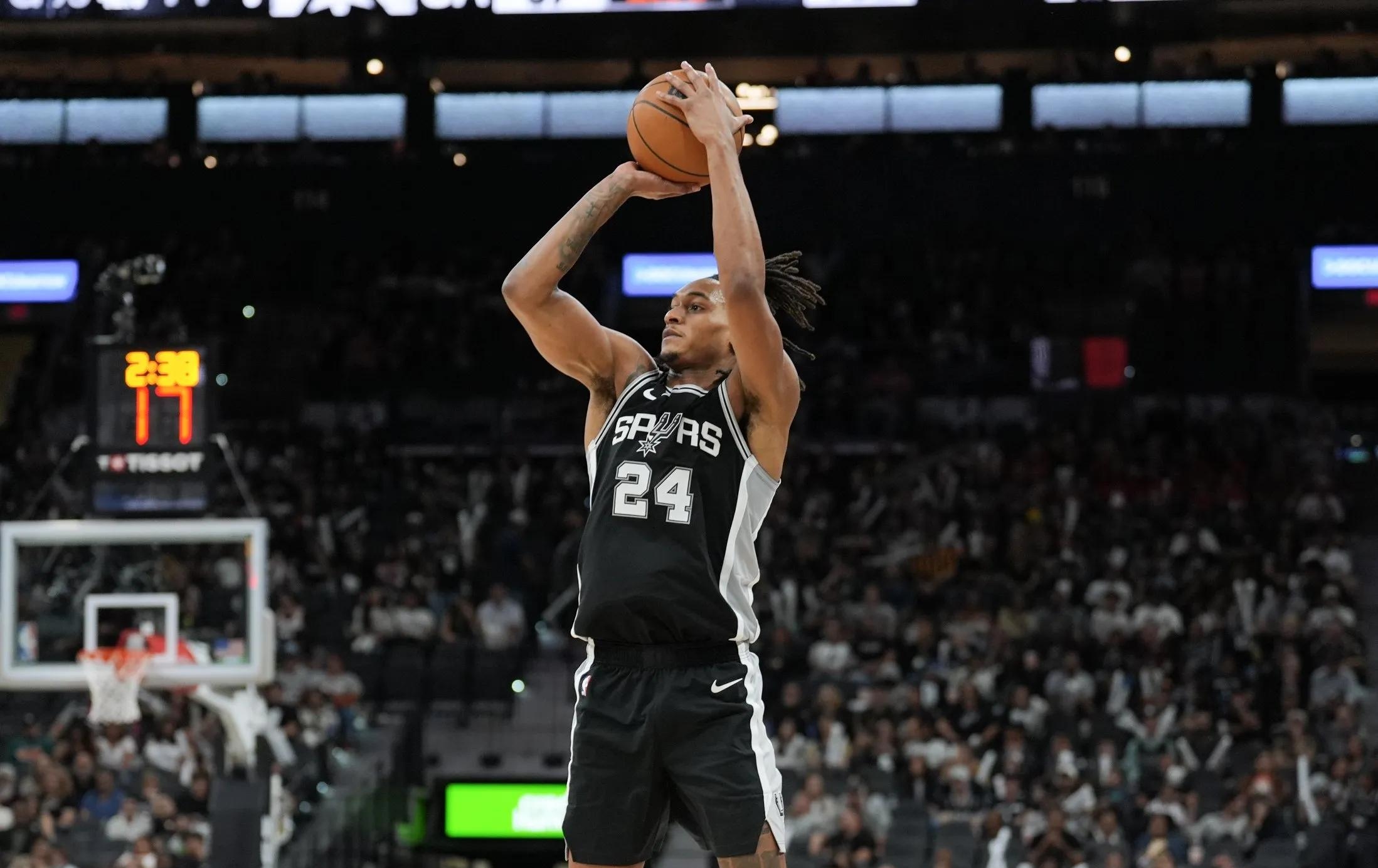 马刺交易首秀亮相，携手率队反击成功