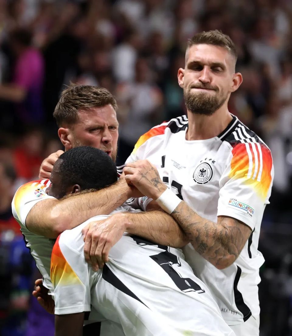 爱游戏官网入口-德国队表现不俗，取得男子双打比赛亚军