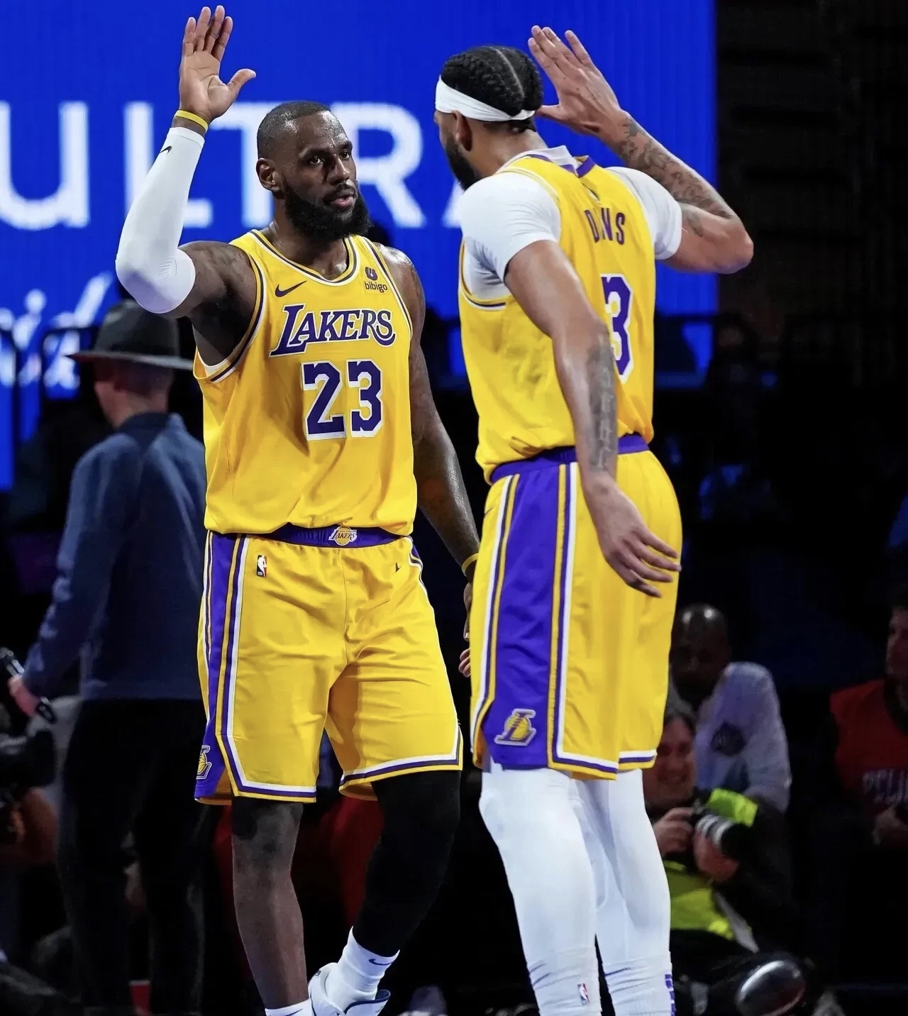 太阳客场战胜湖人，取得季后赛首胜的简单介绍