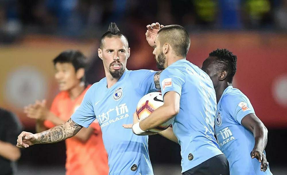 包含河南建业客场胜大连一方，球队士气高涨的词条